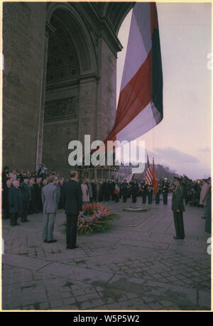 Jimmy Carter et Giscard d'Estaing une gerbe sur France's Arc de Truimph. Banque D'Images