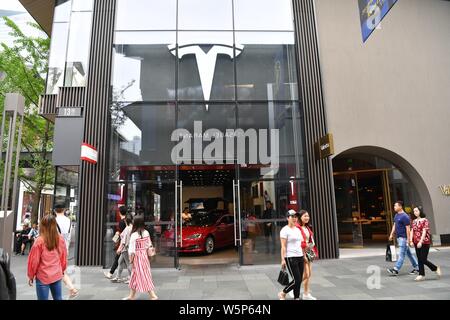 --FILE--piétons devant une concession Tesla store dans la ville de Chengdu, dans le sud-ouest de la province chinoise du Sichuan, le 18 mai 2019. La réservation de la Chine a-T Banque D'Images