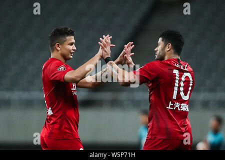 Joueur de football brésilien, Givanildo Vieira de Sousa, connu sous le nom de Hulk, à droite, de la Shanghai EPOP C.F. célèbre avec joueur de football brésilien Elkeson de Banque D'Images