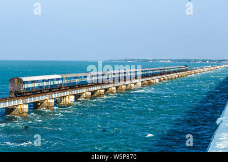 Des tons de bleu. Pamban Bridge est un pont de chemin de fer qui relie la ville de Rameswaram sur l'île de Pamban au continent de l'Inde. Banque D'Images