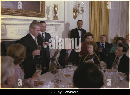 Jimmy Carter et Rosalynn Carter Etat hôte pour le dîner, le président de la Roumanie, Nicolae Ceausescu. Banque D'Images