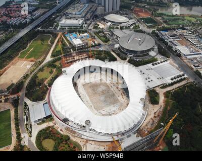 Une vue aérienne du stade du Centre sportif de Wuhan en rénovation en prévision de la prochaine 7e Jeux Mondiaux Militaires du CISM à Wuhan, centra Banque D'Images