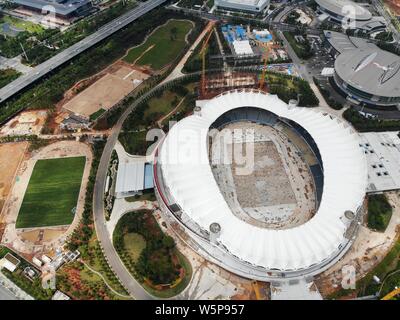 Une vue aérienne du stade du Centre sportif de Wuhan en rénovation en prévision de la prochaine 7e Jeux Mondiaux Militaires du CISM à Wuhan, centra Banque D'Images