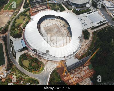 Une vue aérienne du stade du Centre sportif de Wuhan en rénovation en prévision de la prochaine 7e Jeux Mondiaux Militaires du CISM à Wuhan, centra Banque D'Images