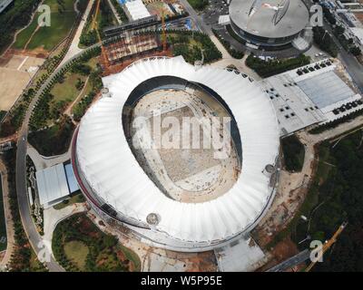 Une vue aérienne du stade du Centre sportif de Wuhan en rénovation en prévision de la prochaine 7e Jeux Mondiaux Militaires du CISM à Wuhan, centra Banque D'Images