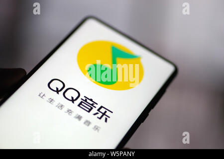 --FILE--un résident chinois utilise l'app de musique de Tencent QQ Music Entertainment Group (TME) sur son smartphone en Jinan City, Shandong, Chine orientale Banque D'Images