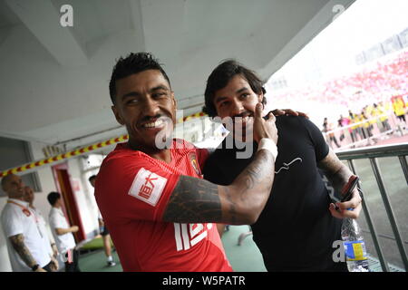 Joueur de football brésilien Ricardo Goulart, droite, interagit avec un joueur de football brésilien Paulinho du Guangzhou Evergrande Taobao après la 11e roun Banque D'Images