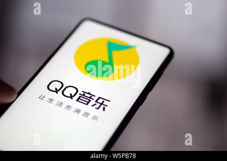 --FILE--un résident chinois utilise l'app de musique de Tencent QQ Music Entertainment Group (TME) sur son smartphone en Jinan City, Shandong, Chine orientale Banque D'Images