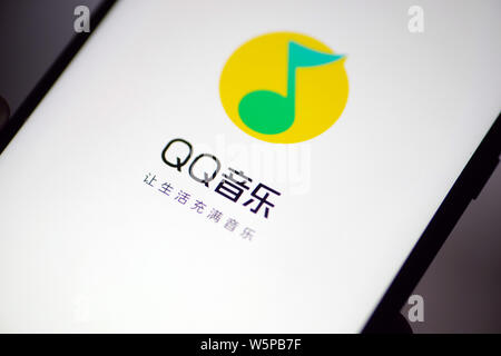 --FILE--un résident chinois utilise l'app de musique de Tencent QQ Music Entertainment Group (TME) sur son smartphone en Jinan City, Shandong, Chine orientale Banque D'Images