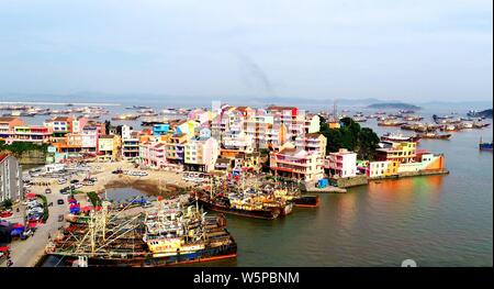 Une grappe de maisons colorées est vue à un village de Wenling City, Zhejiang Province de la Chine de l'Est, 4 mai 2019. Banque D'Images