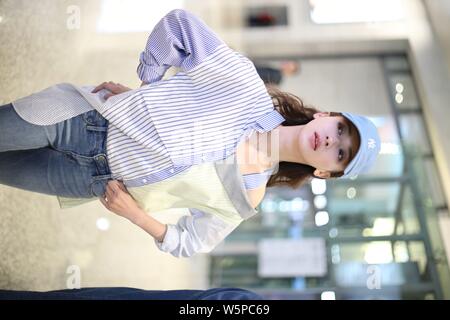 L'actrice chinoise Wu Jinyan arrive à un aéroport de Shanghai, Chine, le 7 mai 2019. Banque D'Images