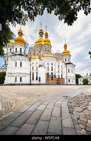 Église avec dômes dorés à la Laure de Pechersk de Kiev Christian complexe. Ancienne architecture historique à Kiev, Ukraine Banque D'Images