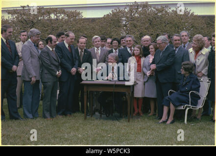 Jimmy Carter participe à la cérémonie de signature d'un projet de loi Banque D'Images