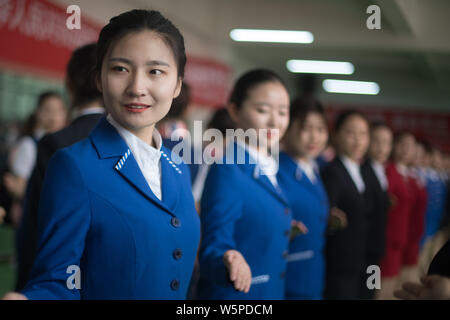 Les volontaires chinois participent à une session de formation de l'étiquette pour le 2ème Jeux nationaux de la jeunesse en Chine Taiyuan city, au nord la province de Shanxi, 8 Banque D'Images