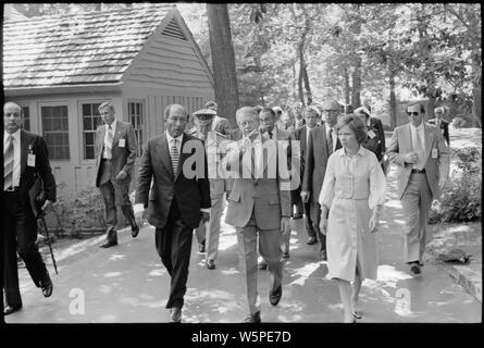 Jimmy Carter se félicite de Anwar Sadat et la délégation égyptienne à Camp David. Banque D'Images