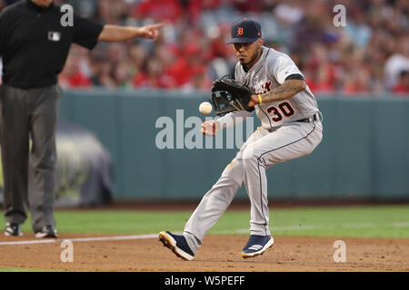 Anaheim, Californie, USA. 29 juillet 2019 : le deuxième but des Detroit Tigers Harold Castro (30) Les champs une Talonnette femme ESD à des tiers pendant le jeu entre les Tigers de Detroit et les Los Angeles Angels of Anaheim au Angel Stadium à Anaheim, CA, (photo de Peter Renner and Co, Cal Sport Media) Banque D'Images