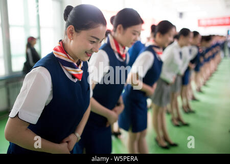 Les volontaires chinois participent à une session de formation de l'étiquette pour le 2ème Jeux nationaux de la jeunesse en Chine Taiyuan city, au nord la province de Shanxi, 8 Banque D'Images