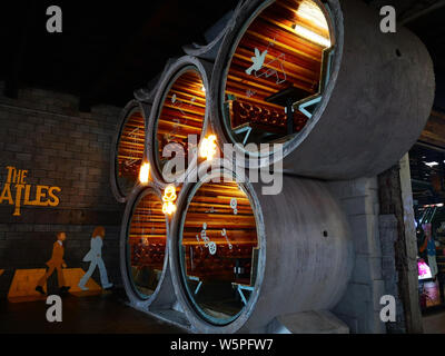 Salles à manger privées construites à partir de tuyaux de ciment sont incrustés dans le mur de la cafétéria de style industriel dans la nouvelle District, Chongqing, Chine, 15 M Banque D'Images