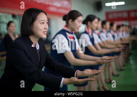 Les volontaires chinois participent à une session de formation de l'étiquette pour le 2ème Jeux nationaux de la jeunesse en Chine Taiyuan city, au nord la province de Shanxi, 8 Banque D'Images