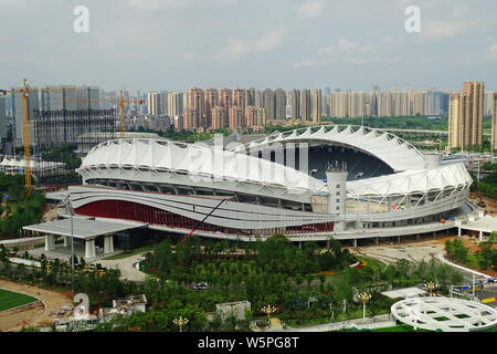 Une vue sur le stade du Centre sportif de Wuhan en rénovation en prévision de la prochaine 7e Jeux Mondiaux Militaires du CISM à Wuhan, Chine centrale' Banque D'Images