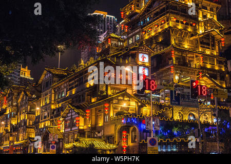 --FILE--une vue de la nuit de l'allumé Hongyadong réglé chambre complexe dans Chongqing, Chine, le 2 décembre 2016. Banque D'Images