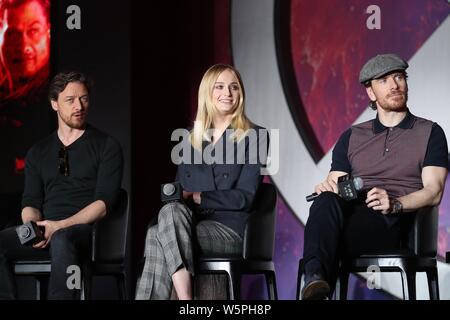 (De gauche) l'acteur écossais James McAvoy, actrice anglaise Sophie Turner et d'ascendance irlandais et allemande, l'acteur Michael Fassbender assister à une conférence de presse pour les nouveaux mo Banque D'Images