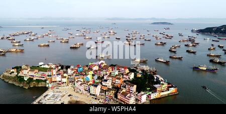 Une grappe de maisons colorées est vue à un village de Wenling City, Zhejiang Province de la Chine de l'Est, 4 mai 2019. Banque D'Images