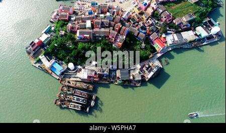 Une grappe de maisons colorées est vue à un village de Wenling City, Zhejiang Province de la Chine de l'Est, 4 mai 2019. Banque D'Images