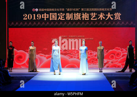 Un modèle habillé en chinois traditionnel, un Cheongsam habille également connu sous le nom de Qipao, pose au cours de la Chine 2019 Cheongsam Sur Mesure Art Show à Shenyang c Banque D'Images