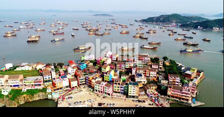 Une grappe de maisons colorées est vue à un village de Wenling City, Zhejiang Province de la Chine de l'Est, 4 mai 2019. Banque D'Images