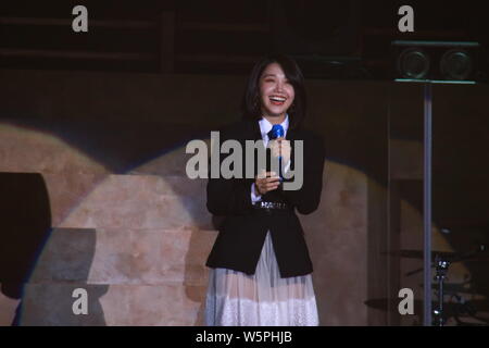 Le chanteur sud-coréen Jung Eun-ji du groupe sud-coréen girl Apink effectue lors de son premier concert solo à Hong Kong, Chine, 18 mai 2019. Banque D'Images