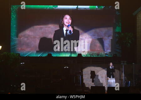 Le chanteur sud-coréen Jung Eun-ji du groupe sud-coréen girl Apink effectue lors de son premier concert solo à Hong Kong, Chine, 18 mai 2019. Banque D'Images