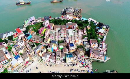 Une grappe de maisons colorées est vue à un village de Wenling City, Zhejiang Province de la Chine de l'Est, 4 mai 2019. Banque D'Images