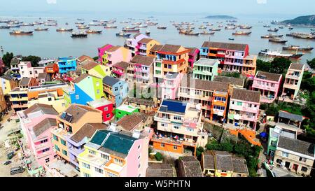 Une grappe de maisons colorées est vue à un village de Wenling City, Zhejiang Province de la Chine de l'Est, 4 mai 2019. Banque D'Images