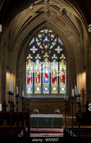 Vue intérieure avec fenêtre à l'Est, l'église Saint-Léonard, Charlecote, Warwickshire, England, UK Banque D'Images