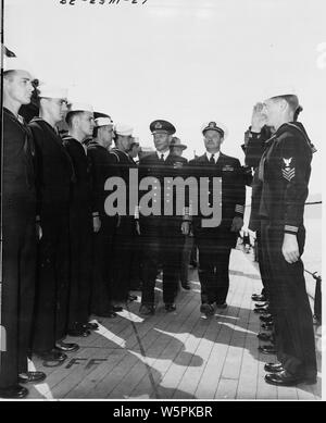 Le roi George VI d'Angleterre, inspecte l'équipage de l'U. de S. S. Augusta qu'il visite le navire pour voir le président Truman avant le départ du Président pour les États-Unis après avoir assisté à la Conférence de Potsdam. Banque D'Images