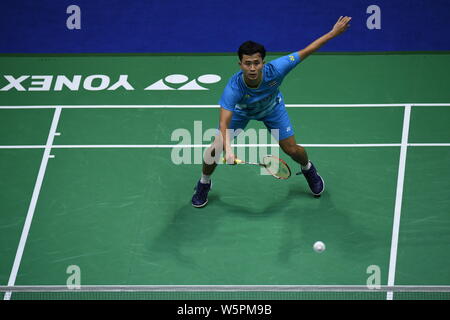 Kittinupong Kedren de la Thaïlande renvoie un shot à Vladimir Ivanov et Ivan Sozonov de Russie dans leur groupe 1 un match lors de la Sudirman Cup FMB TOTAL Banque D'Images