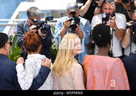 (De gauche) Cury membres réalisateur italien Alice Rohrwacher, actrice américaine Elle Fanning, actrice et humoriste sénégalais et Maimouna N'Diaye p Banque D'Images