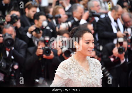 L'actrice chinoise Gong Li arrive sur le tapis rouge pour la cérémonie d'ouverture de la 72e édition du Festival de Cannes à Cannes, France, 14 mai 2019. Banque D'Images