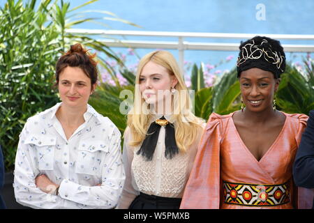 (De gauche) Cury membres réalisateur italien Alice Rohrwacher, actrice américaine Elle Fanning, actrice et humoriste sénégalais et Maimouna N'Diaye p Banque D'Images