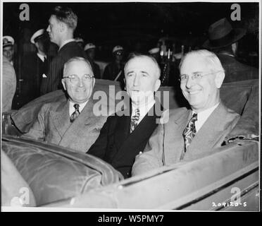 De gauche à droite : le Président Harry S. Truman, le secrétaire d'État James Byrnes, et l'Ambassadeur de Belgique Charles Sawyer assis dans une voiture, car ils montent d'Anvers, Belgique à Bruxelles. Le président Truman et le secrétaire d'Etat Byrnes viennent d'arriver à Anvers en route vers l'Allemagne pour assister à la Conférence de Potsdam. Banque D'Images