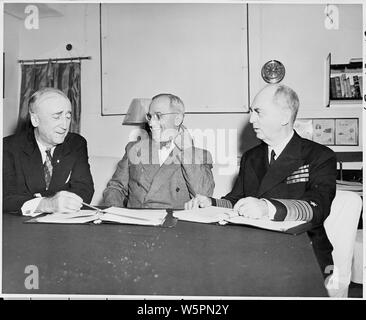 De gauche à droite : le secrétaire d'État James Byrnes, président Harry S. Truman, et adm. William Leahy à bord de l'U. de S. S. Augusta, en route pour la Conférence de Potsdam en Allemagne. Ils discutent des préparatifs de la conférence. Banque D'Images