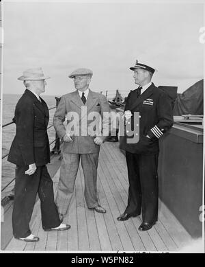 De gauche à droite : le secrétaire d'État James Byrnes, président Harry S. Truman, et le capitaine J. H. Foskett, Commandant de l'U. de S. S. Augusta. Ils sont en route pour la Conférence de Potsdam en Allemagne. Banque D'Images