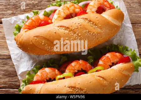 Sandwichs sains avec des grosses crevettes, légumes d'été close-up sur le papier sur la table. Haut horizontale Vue de dessus Banque D'Images