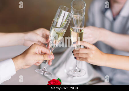 Amis dans le restaurant having a toast. Banque D'Images
