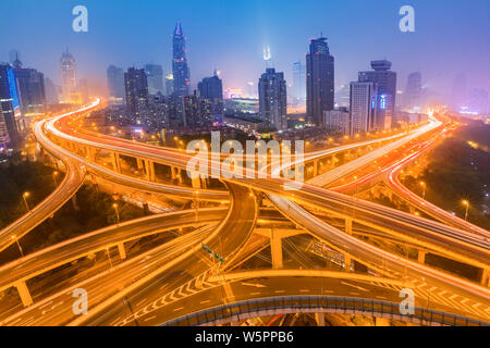 Une vue de la nuit de l'Wester Road et l'autoroute surélevée Sud-nord à Shanghai, Chine, 31 décembre 2017. Banque D'Images
