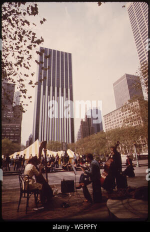 CONCERT CLASSIQUE À L'heure du déjeuner à Bryant Park, DERRIÈRE LA PRINCIPALE BIBLIOTHÈQUE PUBLIQUE. Le PARC DE MAISONS TENTE FLOWER SHOW ANNUEL Banque D'Images