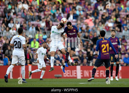 Sergio Busquets, en haut à droite, du FC Barcelone défis Ange de Getafe CF durant leur 37e match de la saison 2018-2019 de la Liga au Camp Nou St Banque D'Images