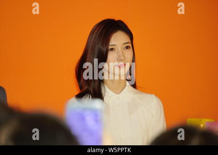 L'actrice chinoise Jiang Shuying, également connu sous le nom de Maggie Jiang, assiste à un événement promotionnel pour Sunbites à Shanghai, Chine, 10 mai 2019. Banque D'Images