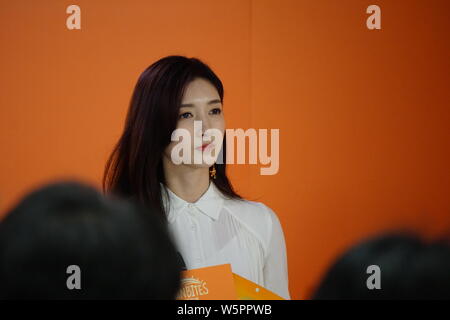 L'actrice chinoise Jiang Shuying, également connu sous le nom de Maggie Jiang, assiste à un événement promotionnel pour Sunbites à Shanghai, Chine, 10 mai 2019. Banque D'Images